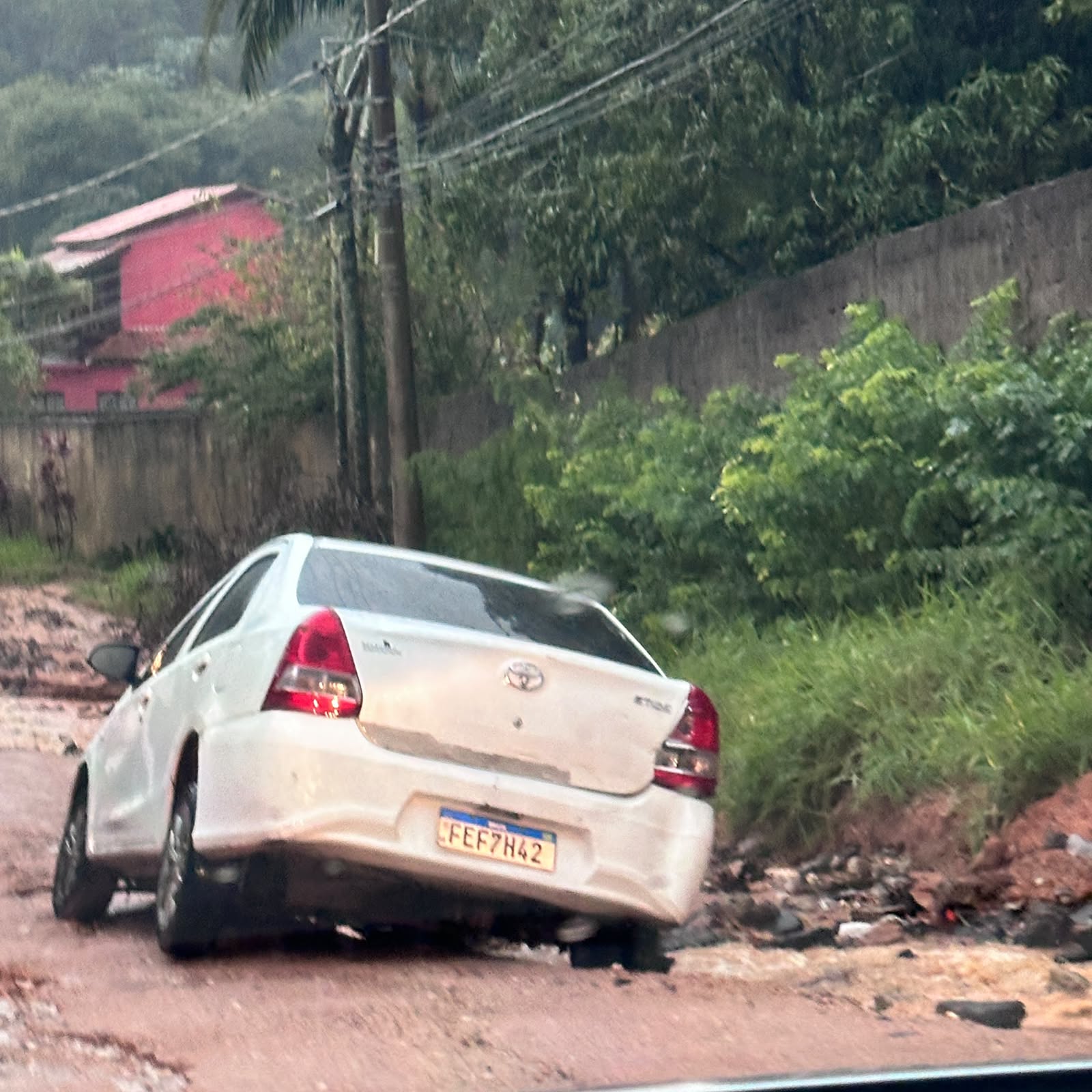 Morador denuncia condição de vias no Guacuri e veículos ficam atolados no bairro
